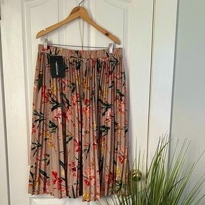 Beautiful floral boho mid length skirt 👗